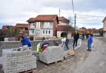 Pas rrënimit, fillon ndërtimi i murit të ri në Shajkoc të Podujevës (Foto)