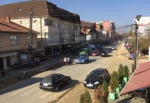 Rruga e qendrës në Podujevë e prishur në të dyja anët, rrezikohen qytetarët