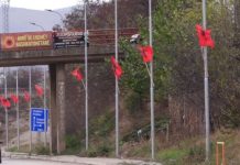 Llapi zbukurohet me 300 flamuj kuqezi (Video)