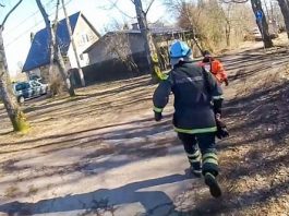 Një plak shpëtohet nga ngrirja në një liqen të akullt