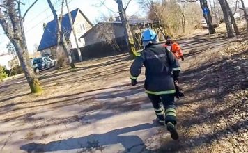 Një plak shpëtohet nga ngrirja në një liqen të akullt