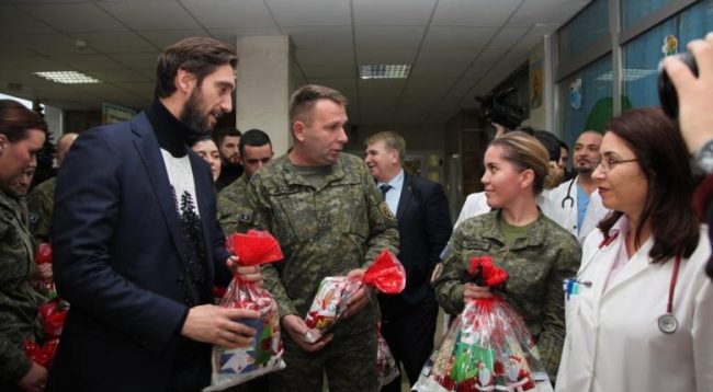 1.Komandanti-i-FSK-së-gjenerali-Rrahman-Rama-ndanë-dhurata-për-fëmijët-e-Klinikës-së-Pediatrisë-780x439-650x358