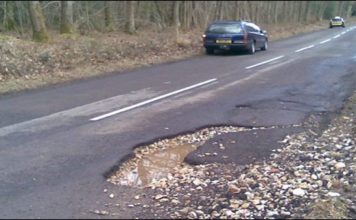 Mendoi se e dëmtoi veturën në një gropë, kishte vozitur për pesë ditë me një shenjë trafiku të kapur në pjesën e poshtme (Foto)