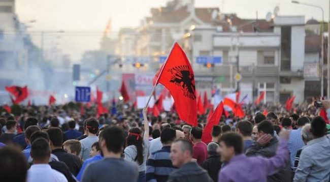 Protestë-foto-ombrella-per-protestat-shqiptare-780-780x439-650x358