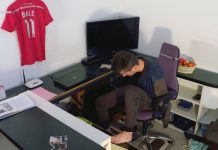 18 vjeçari nga Malisheva, pa duar e me ëndërr të bëhet piktor