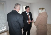 Për Vit të Ri, Haziri i dhuron çelësat e banesës një familjeje në Gjilan
