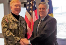 Admirali Foggo takohet me ambasadorin amerikan në Kosovë, konfirmon mbështetjen për FSK-në