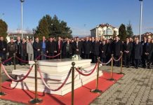 LDK bën homazhe te varri i Ibrahim Rugovës, mungon Isa Mustafa