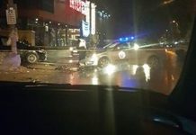 Dy policë dhe tre civilë të lënduar nga aksidenti në qendër të Podujevës