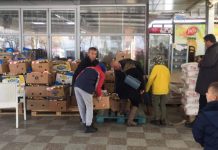 Shqiptarët nga Zvicra, shpërndajnë pako ushqimore për familjet në Kosovë