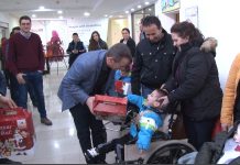 Reçica shpërndan dhurata për fëmijët me aftësi të kufizuara