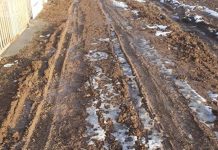 Rruga “Gallapi” në Podujevë e ‘mbytur’ nga lloçi, ankohen banorët