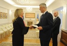Ambasadorja finlandeze kënaqet me djathë dhe ajvar të Kosovës