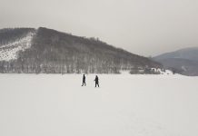 Ngrin liqeni i Batllavës, qytetarët ecin mbi të (Foto)