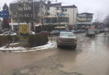 Policia shkel rregullat e trafikut, parkohet në rreth rrotullim (Foto)