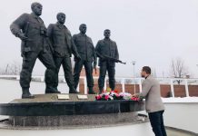 Deputeti llapjan bënë homazhe te shtatorja e heroit Zahir Pajaziti – nderon lartë figurën e tre heronjve