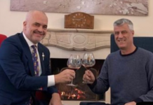 Rama e Thaçi cakërrojnë gotat: “Qoftë ky viti i Shqiptarisë!”