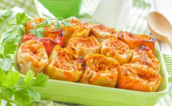 Speca të mbushur që ende nuk i keni provuar: Drekë e shpejtë që do t’ju bëjë t’i lëpini gishtat!