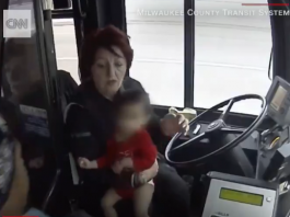 Ngasësja e autobusit lë detyrën për ta shpëtuar vogëlushen që po ngrinte e zbathur (Video)