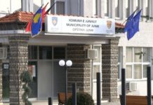 Pa miratimin e mësimdhënësve grevistë, Komuna e Junikut thotë se mësimi fillon nesër