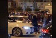 Mërgimtarët hedhin valle derisa presin