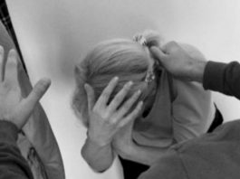 Nëna rrahet nga dy fëmijët në Podujevë