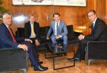 Hahn në Davos takon Thaçin e Vuçiqin, diskutuan për taksën dhe dialogun