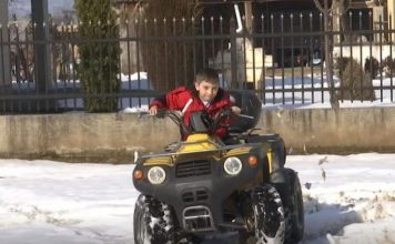 Leon Zenuni, 5-vjeçari që bën akrobacione me motor