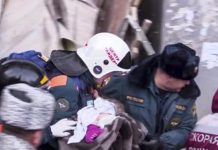 Foshnja gjendet e gjallë pas 35 orëve qëndrimi nën rrënoja (Video)