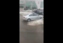 Policia tejkalon dhe përfundon jashtë rrugës
