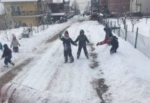 Fëmijët e Prishtinës s’lejojnë kompaninë e pastrimit të largojë borën