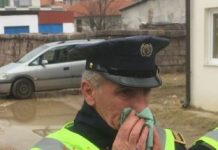 Emocione të forta, polici fillon të qajë gjatë protestës në Drenas