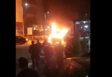 Një veturë digjet në Fushë Kosovë, s’ka të lënduar