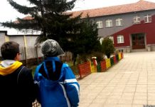 Mësuesit e Shkollës “Faik Konica” në Prishtinë kërkojnë paga të njëjta me arsimtarët