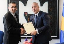 Haradinaj nderon me medalje Ilir Bytyqin, që humbi tre vëllezërit e tij gjatë luftës
