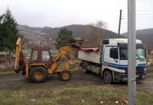 Nis pastrimi i bregut të Liqenit të Batllavës nga mbetjet ndërtimore