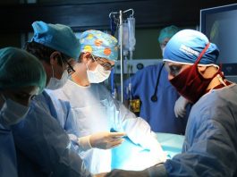 QKUK: Në Torakale një profesor i huaj po aplikon një metodë të re të operacioneve