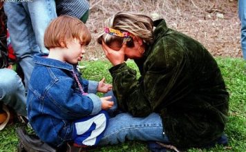 Moment i dhimbshëm nga eksodi i nxitur nga serbët, vogëlushja ngushëllon nënën