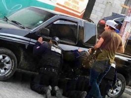 Policët detyrohen të bien në gjunjë para bandës kriminale në Meksikë