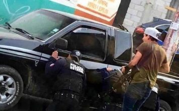 Policët detyrohen të bien në gjunjë para bandës kriminale në Meksikë