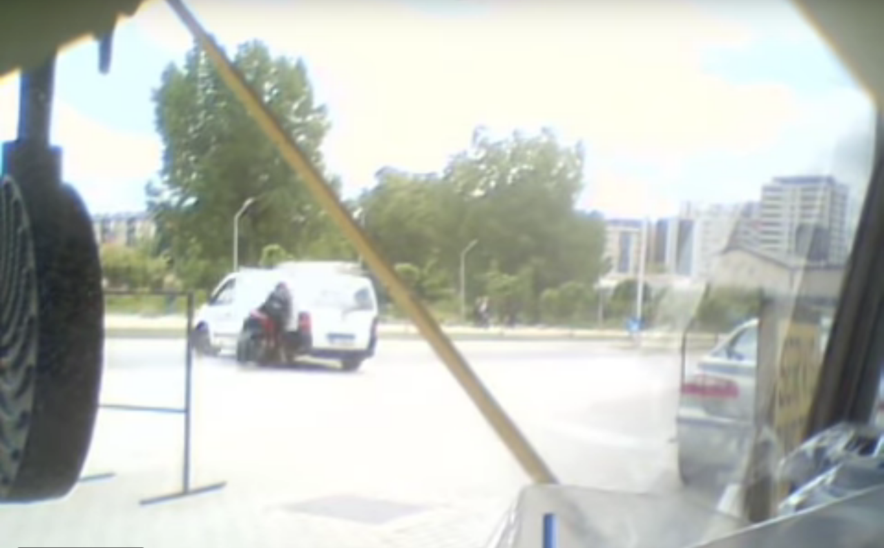 Momenti kur motoristi përplaset me makinë në Gjakovë