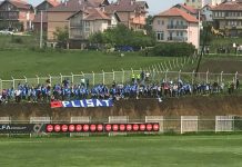 Plisat mbërrijnë në stadiumin e Feronikelit, vendosen aty ku s’ekziston tribuna