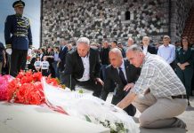 Haradinaj së bashku me zëvendëskomandantin e KFOR-it për homazhe në Gllogjan