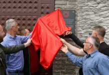 Thaçi përuron pllakat “Bazë e UÇK”-së në shtëpitë e Hasan Tahirit dhe Idriz Nurakut