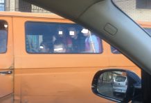 Kombi që bartë nxënësit në Podujevë i stërngarkuar, “fëmijët një mbi një”