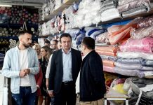 Albin Kurti viziton dy fabrika në Podujevë