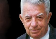 Viti 1999: Publikohen pamjet kur familjarët marrin trupin e pajetë të Fehmi Aganit, i vrarë nga forcat serbe