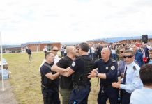 Largohet me forcë pasi ofendoi figurat politike që morën pjesë në masakrën e Dubravës