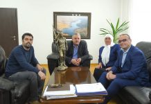 Nëna e komandatit Ali Ajeti, i dhuron Agim Veliut skulpturën e shtatores së heroit