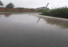 Uji ‘vërshon’ trotuarin të shtruar në anën e kundërt në Peran (Video)
